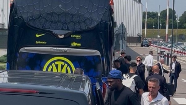 🥲Mi: Only one fan picked up Inter Milan, and he joked that 