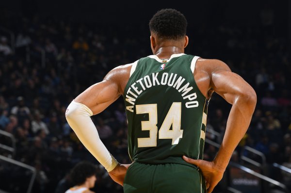 The Bucks should fight to keep Antetokounmpo 🦌 No matter how high the Mavericks Rockets and Spurs offer, they cannot compromise.