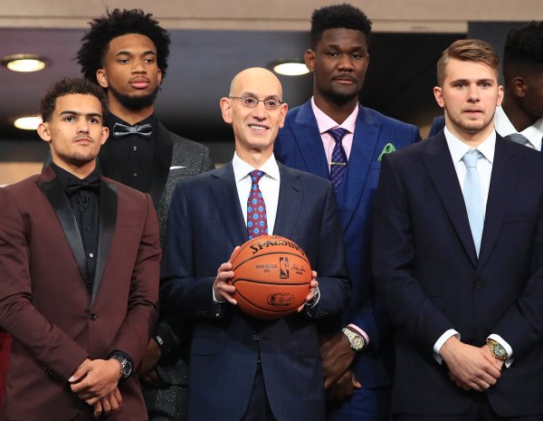 😏Xiam Media: Ayton & Doncic shared agent It may be feasible to sign the Lakers with a low salary