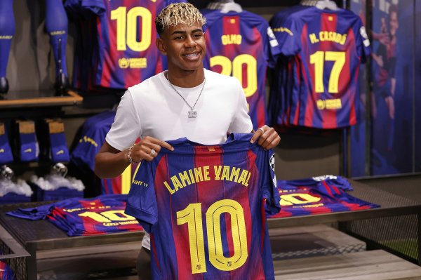 Aguero: Yamal deserves Barcelona s No. 10, but comparing him with Messi will not be good for him