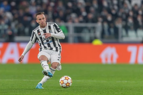 Brazilian media: Betis seeks to sign Artur to replace Cardoso, trying to reach an agreement with Juventus