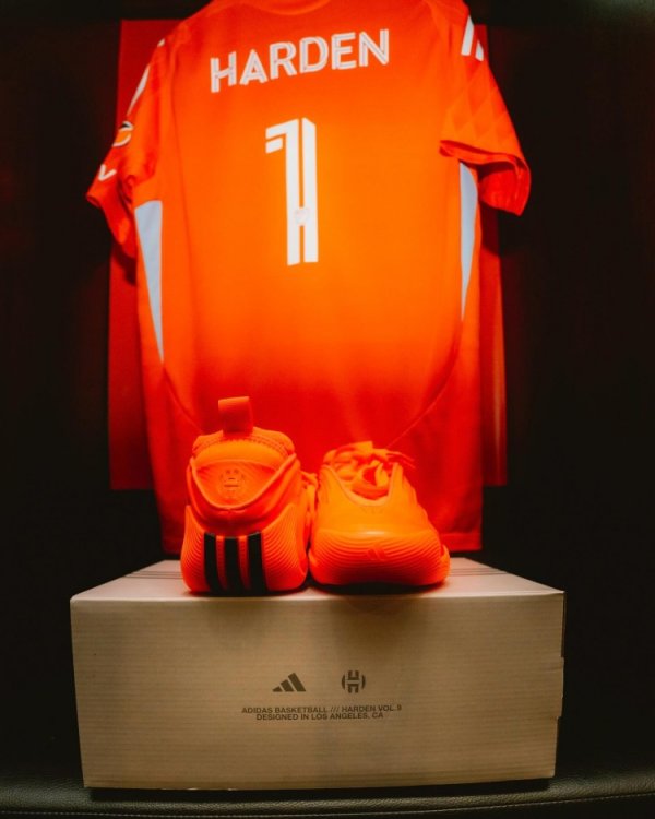 Boss identity is online! Harden gives Harden boots to Dynamo Houston players in the same color scheme