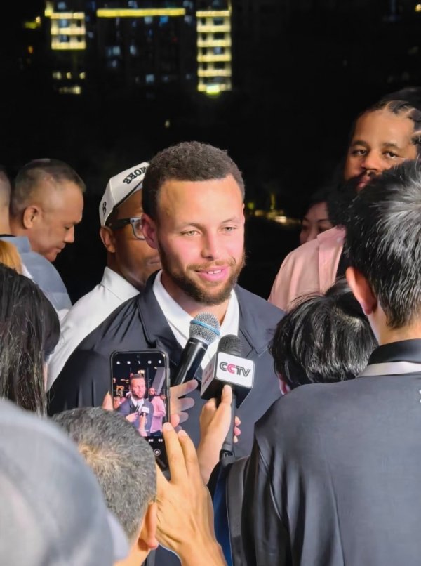 Curry is getting better too~ CCTV microphone appears at Curry s China interview site