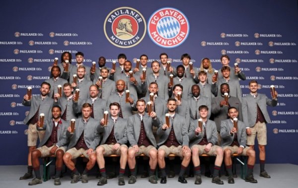 Welcome to the new season! Bayern officially posted a family photo of the whole team holding beer