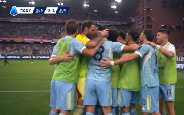 Finally broke the stalemate! Vlahovic scored a header, and all teammates participated in the celebration