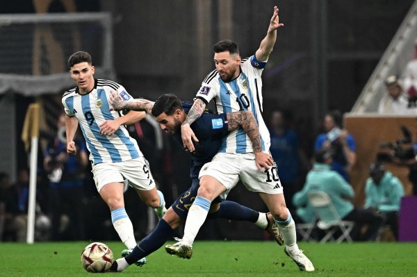 Team Reporter: Argentina s starting lineup is confirmed as Messi, Spider-Little, and Almada