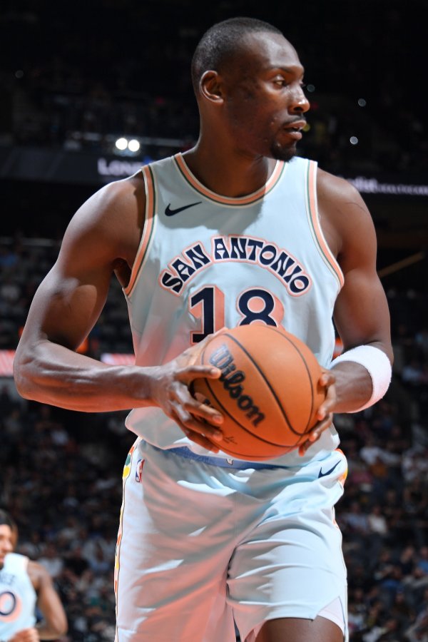 Shams: Biyongbo returns to the Spurs with a one-year contract and starts his 15th season of his career!
