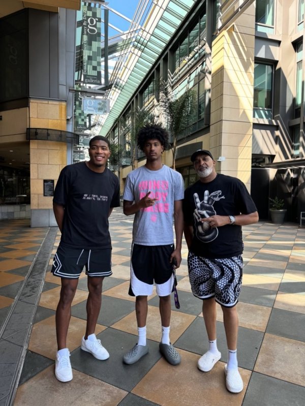 Sit on the spot for naturalization? Ariza s son Taki flashed in Japan and took a photo with Hachimura Shizuo & Handy