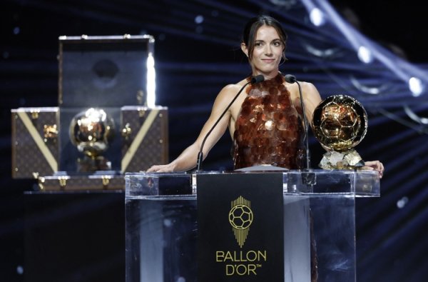 Winning the Women s Football Golden Ball Award three times in a row! Western media introduces Bonmati s dress: gorgeous! Brown sequins covered