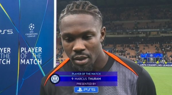 Cute pinch, Tulam was elected the best in the game, put the trophy on top of his head