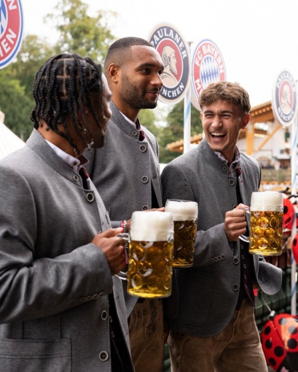 🍺 Cheers🍺Cain, Dias, Jackson and other Bayern players attend the Oktoberfest