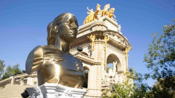 Every body: Artist creates golden bust of Bonmati to celebrate her third consecutive Golden Globe win