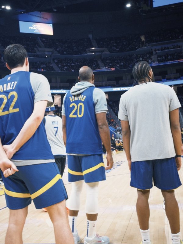 The Warriors open training day for visiting the bar. 🤣 Curry and Curry are so dumb that they can’t tell the difference.