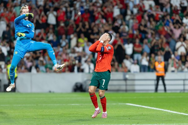 Famous scene! After Ronaldo missed a point, he looked up to the sky and sighed, covering his face with his hands. Kelleher jumped high and punched in celebration.