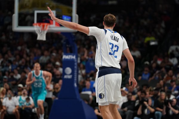 Flagg scored 10 points and 10 rebounds in his debut! PJ-华盛顿：这只是一场比赛 他会很出色的