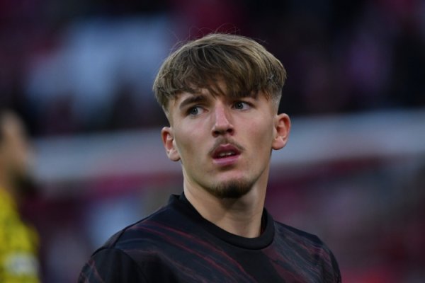 How many old friends do you remember? Karl, who is 168cm tall, hit the world with his left foot continuously. One-stop in the middle + cutting in from the right.