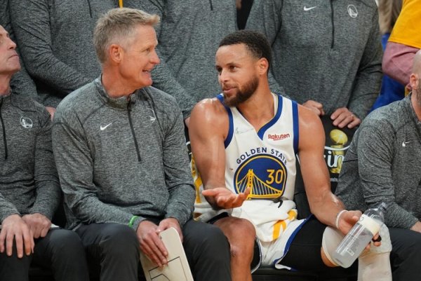 What schedule made Curry call him abnormal? Warriors have 3 games in 4 days, 6 consecutive games in 9 days is a hellish difficulty