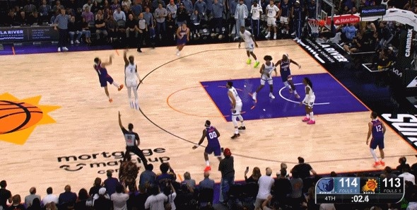 What a pity! Booker went directly to the frontcourt at the last moment and threw a winning three-pointer, but he missed it.