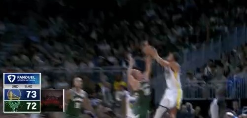 Crazy points! Curry received a three-pointer from outside and scored 2+1 against the defense. &