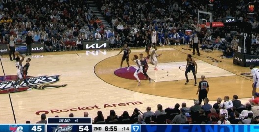 Still tender! Edgecombe was interfered by a big ball defense at the center line and almost made a mistake. He made a layup and was blocked again.