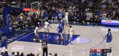 It shouldn t be! Klay made a mistake at a critical moment, and the Mavericks gave away the ball in vain.