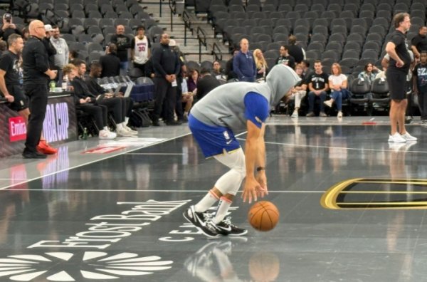 Nike Curry is here! Curry wears Kobe Bryant s 6Gigi colorway while warming up!